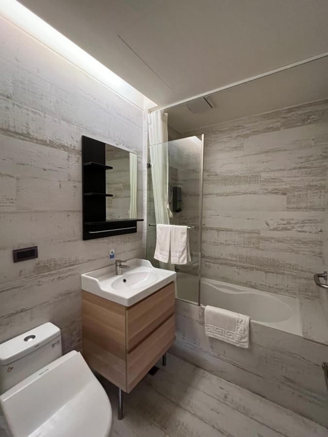 Dlinn Hotel Taichung Bagian luar foto